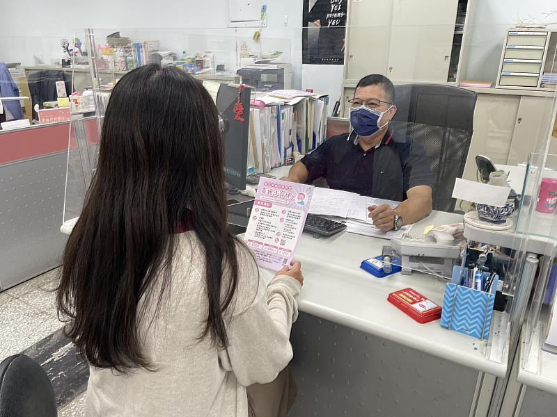 民眾至公所申請育兒津貼。
