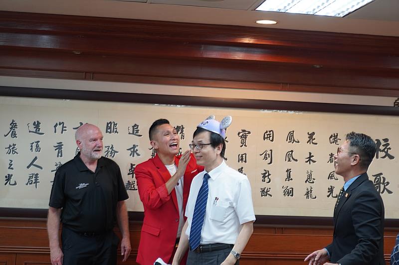 迪士尼集團國際人才招募團隊為代理校長陳國泰戴上米奇帽，現場充滿歡樂氣氛