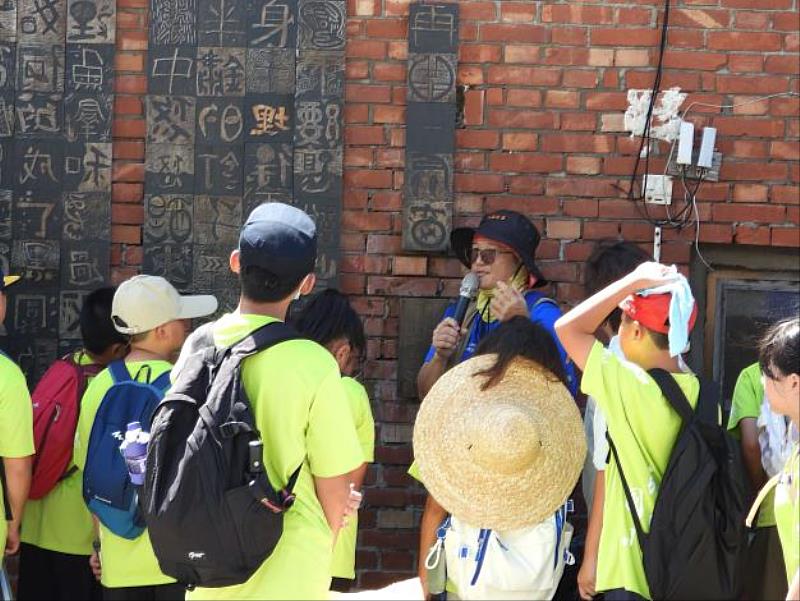 Minsheng Elementary School students visited the Chenglong community to learn about stories beneath the sea level.