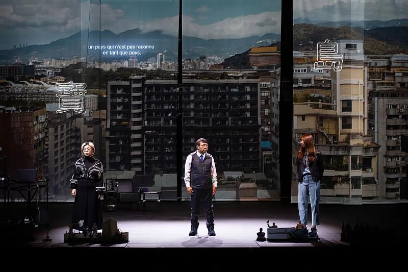 《這不是個大使館》2024年1月在德國柏林首演，4月於兩廳院TIFA國際表演藝術節演出，隨後巡迴歐洲7國11個城市，普獲好評。（<sup><sup>©</sup></sup>claudia ndebele提供）