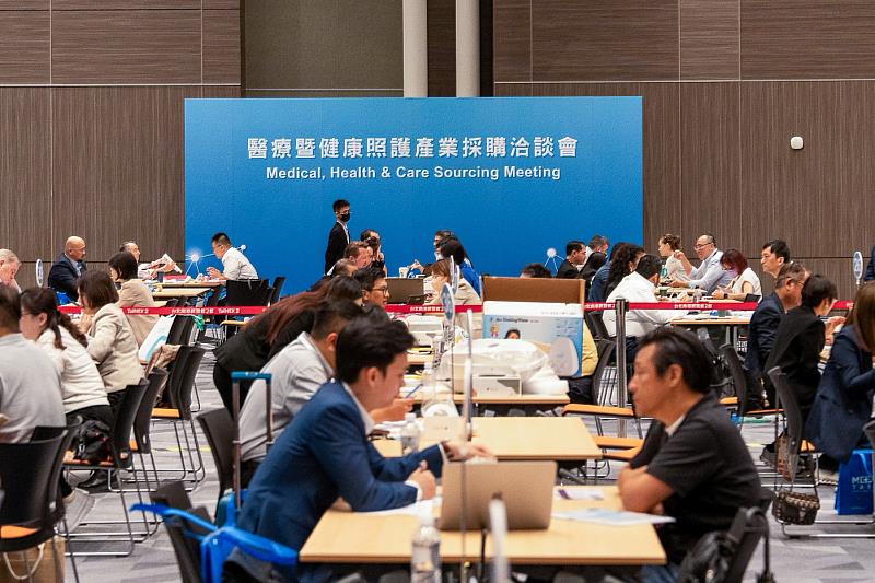 2025年Medical Taiwan洽談會現場熱絡洽談，助力業者進軍海外市場