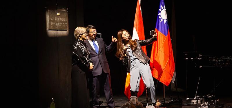 《這不是個大使館》透過前駐外大使、NGO公民社會領袖、新銳藝術家等3位素人演員，模擬臺灣外交工作實戰場景，觸發觀者思考臺灣特殊國家定位及國際關係議題。（<sup><sup>©</sup></sup>claudia ndebele提供）