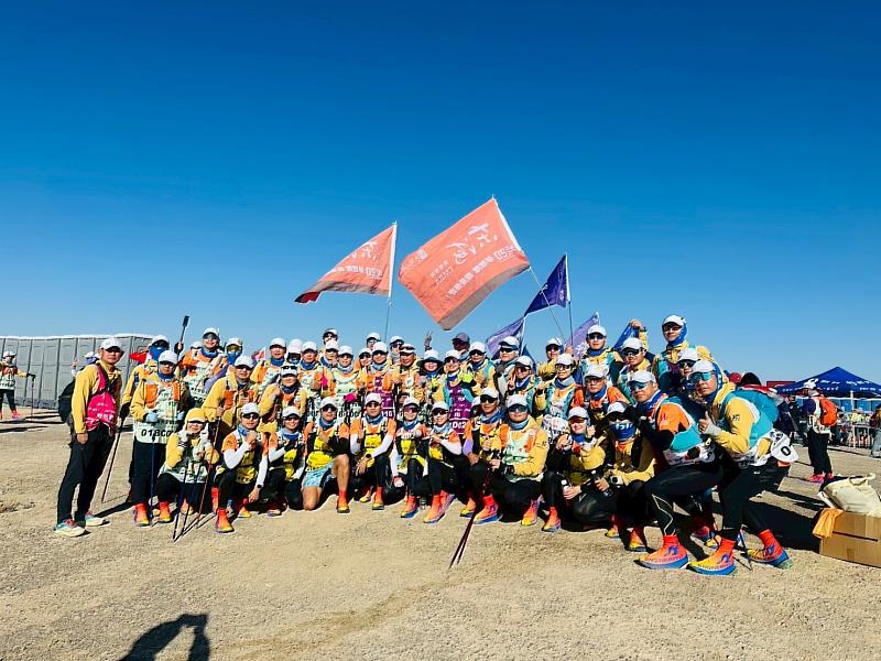 迎接東海大學70週年,校長張國恩與EMBA校友會理事長林正雄率領史上最大規模「70人團隊」挑戰大陸敦煌戈壁大漠。