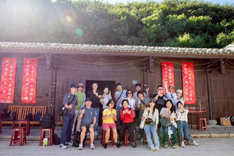秋遊馬祖北竿最適合，許多旅客參加品老酒體驗及北竿村落深度旅遊遊程。