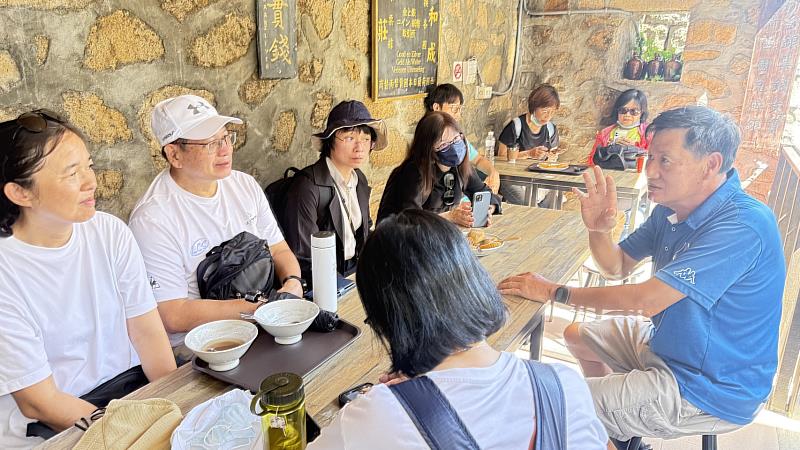 坂里村深度探索和芹壁村文化巡禮,兩種行程皆有專人導覽,透過在地人的眼睛和故事認識北竿。
