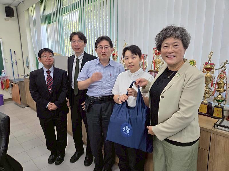 國際處蘇處長與日本代表團成員合照。