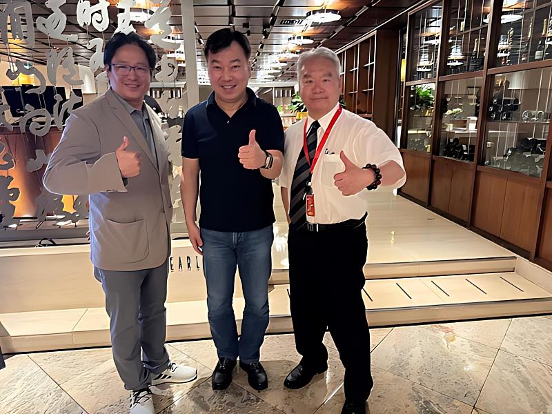 崑山科大李天祥校長（中）與實習單位負責人合影