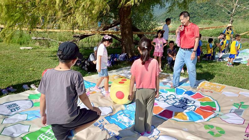 學員玩大富翁遊戲。