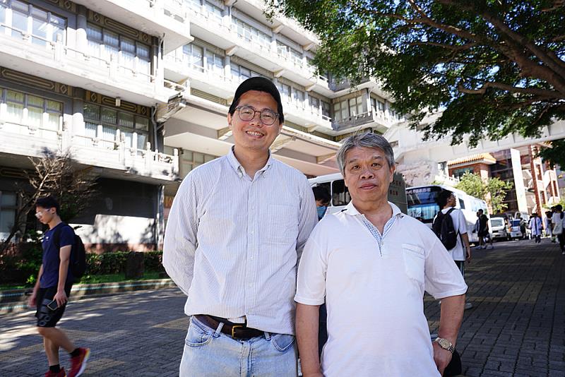 余富盛（左）與父親的同學、現任中國文化大學史學系主任桂齊遜（右）合影。余富盛自小在父親與師長的薰陶下，培養出對自然、人文與歷史的深厚興趣。