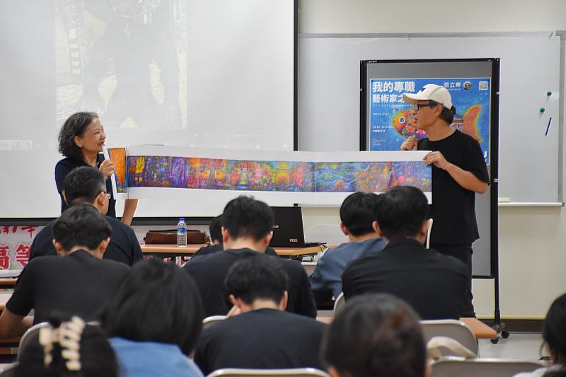 南華大學視覺藝術與設計學系邀請藝術家張立曄（右）蒞校演講，並展示作品，左為視設系羅雪容主任。