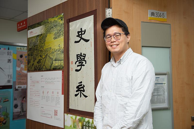 對歷史文化懷抱濃厚興趣的余富盛，曾擔任電影《翠湖》製片並榮獲國際電影節最佳影片獎，現重返文化大學攻讀博士班，持續深化人文與影視創作的結合。