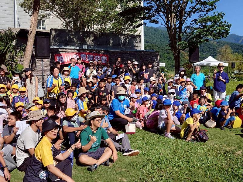 參與學員分批與活動志工合照。