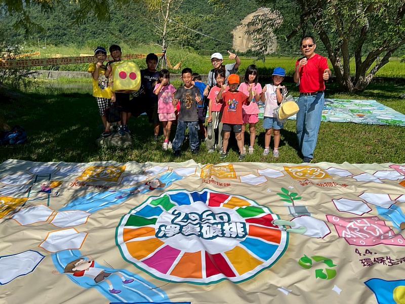 學生與老師在桌遊前大合照。