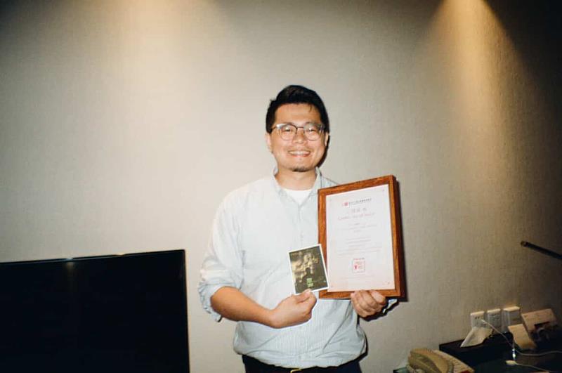 文化大學史研所博士生余富盛，擔任製片《翠湖》勇奪國際電影節最佳影片。
