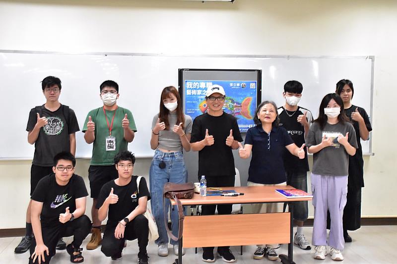 南華大學視覺藝術與設計學系邀請藝術家張立曄蒞校演講，學生於會後簽書合影。