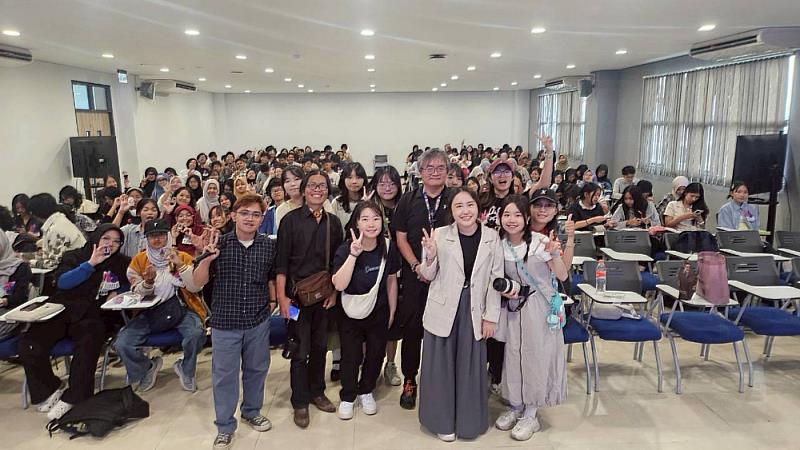 視傳系師生於當地進行工作坊以及合照