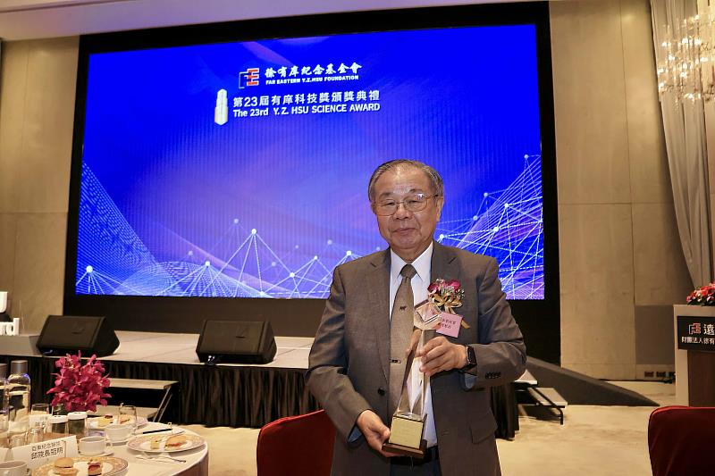 中文系張炳煌教授獲第23屆「有庠傑出教授獎」科技人文類傑出教授。（圖／淡江大學提供）