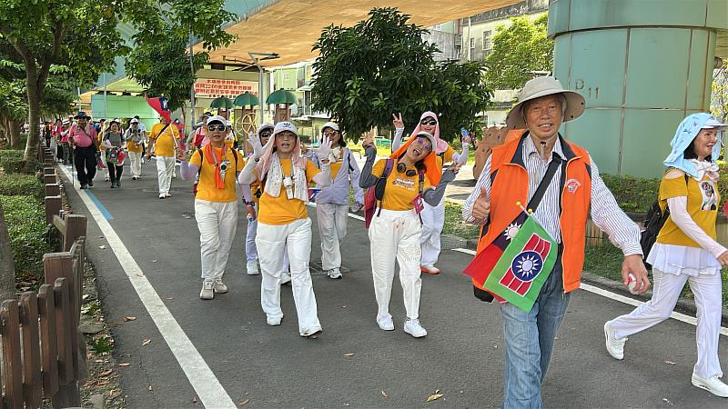 救國團苗栗縣團委會與苗栗縣團友會於10月10日上午舉辦「愛我苗栗．雙十健行」活動，吸引超過160位民眾熱情參加