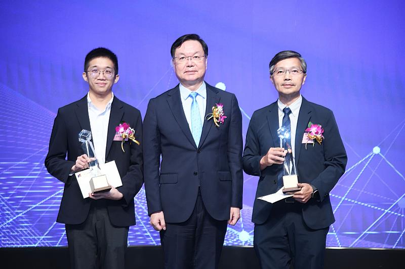 徐有庠基金會董事廖慶榮（中）與有庠元智講座得主合影。