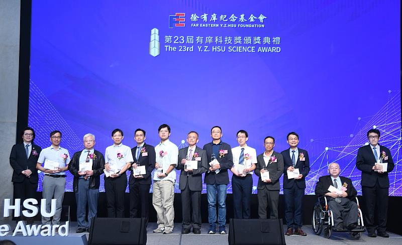 國科會副主任委員陳炳宇（左1）與有庠科技論文獎得主合影。