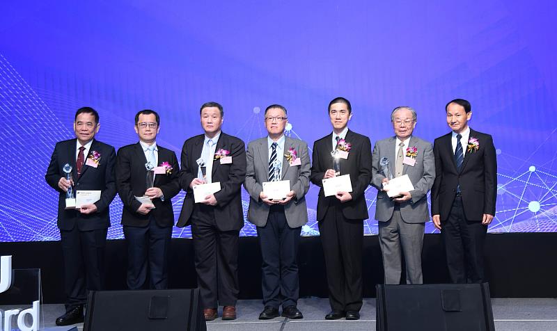 徐有庠基金會董事黃茂全（右1）與有庠傑出教授獎得主合影。