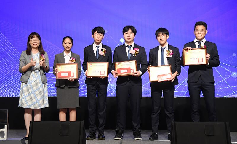 教育部國教署高級中等教育組副組長林琬琪（左1）與IYPT台灣代表隊合影。