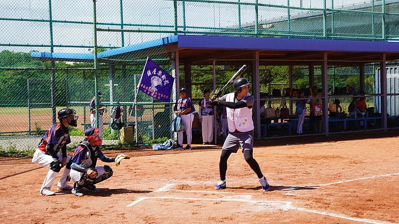 陽光下揮汗競技、全力以赴