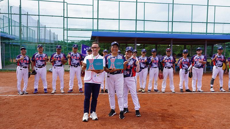 葡萄王生技永續長曾德楷（左）、頭屋樂齡龍教練陳惠東（中）、頭屋樂齡龍隊員（右）