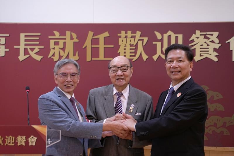圖二、唐松章董事長(中)、校友總會陳惠貴理事長(左)與東吳大學詹乾隆校長(右)三方攜手,共同為東吳的永續經營密切合作。