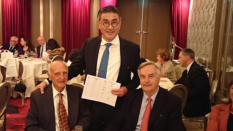 陳千浩老師獲獎後開心與世界葡萄酒與烈酒協會OIV主席Alejandro Hernandez Munoz（右1）及捷克裁判長（左1）合影
