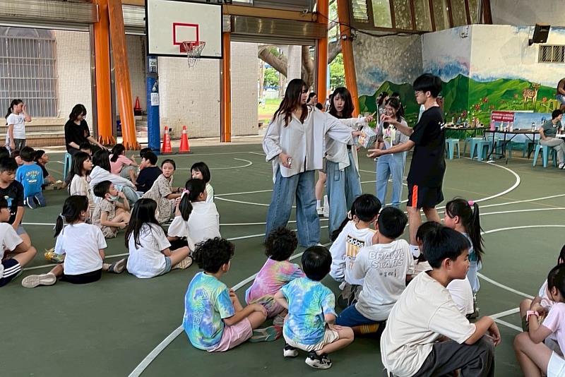 南大經管系學會的大哥哥大姐姐公布積分遊戲成果並頒發小獎品，讓孩子們收穫成就與喜悅。