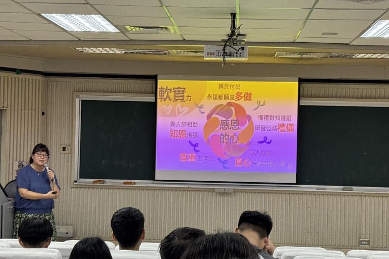 詹琇惠校友於南大分享職場必備的溝通與應變力，鼓勵同學培養語文與人際軟實力，厚植未來競爭力。