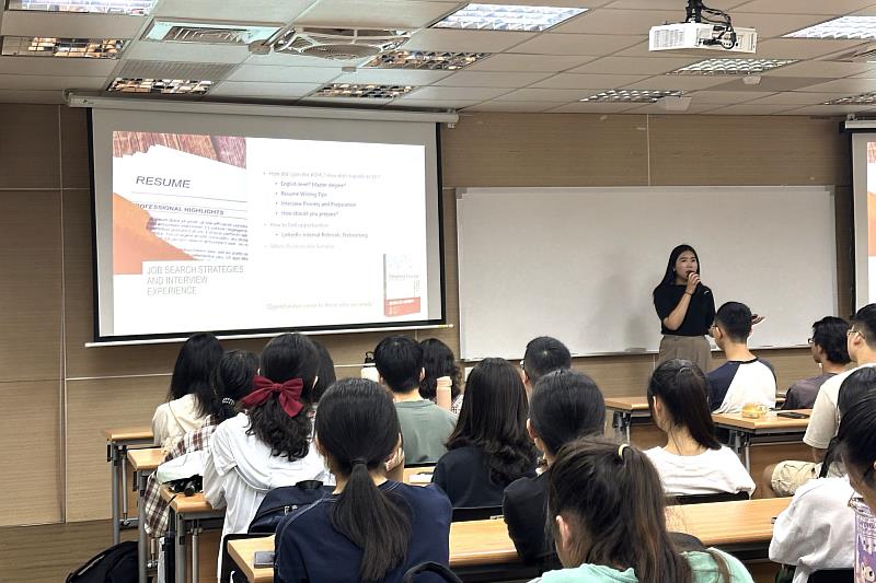 ASML工程師Annie以自身經驗勉勵南大學生勇敢跨出舒適圈，面對挑戰、追求夢想。