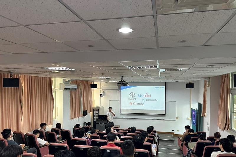 麗臺科技黃暐仁博士於南大電機系解析AI平台化與資料治理趨勢，啟發學生實務思維與創新視野。