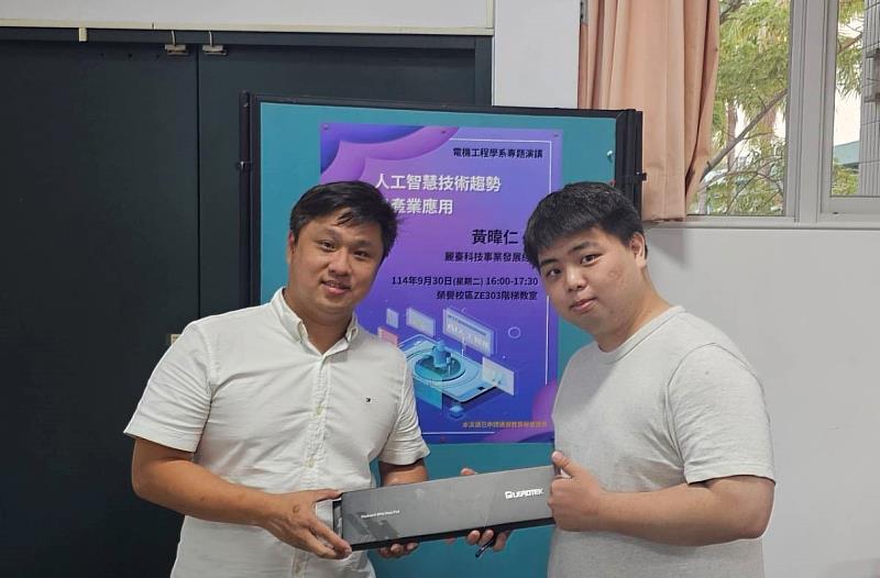 黃暐仁博士特別準備品牌小禮，於現場以有獎問答方式與南大師生熱烈互動，激發AI學習熱情。