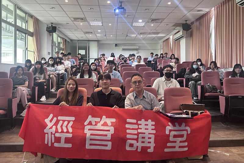 南大經管系師生齊聚榮譽校區，展現對企業實務與職場學習的高度投入。