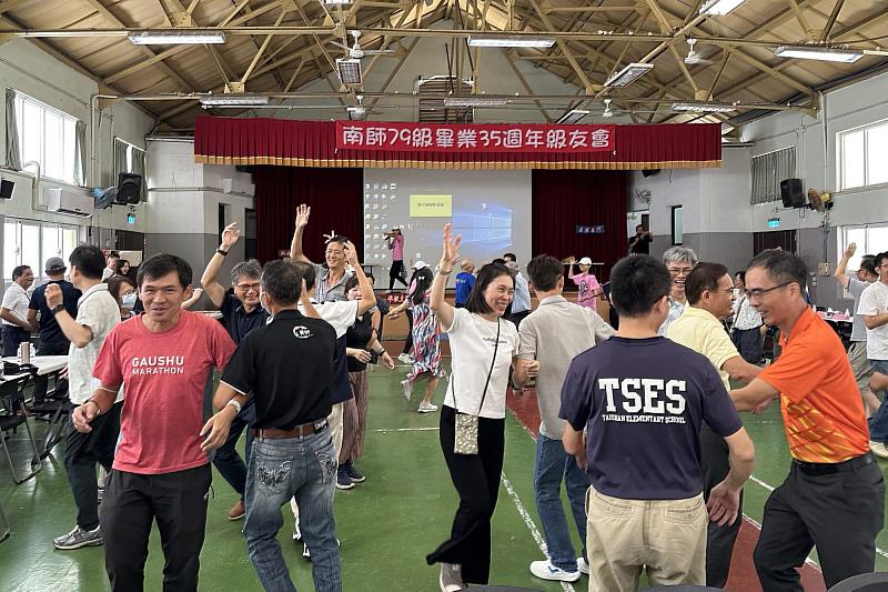 南大79級級友帶領全場進行趣味活動，現場笑聲不斷、氣氛熱絡。