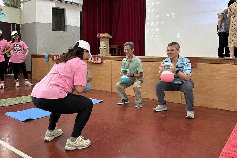 南大師長龐復國教官親自體驗壺鈴運動，展現健康動能與青春朝氣。
