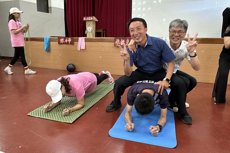 南大79級校友挑戰平板支撐大考驗，以活力與笑聲喚回青春記憶。