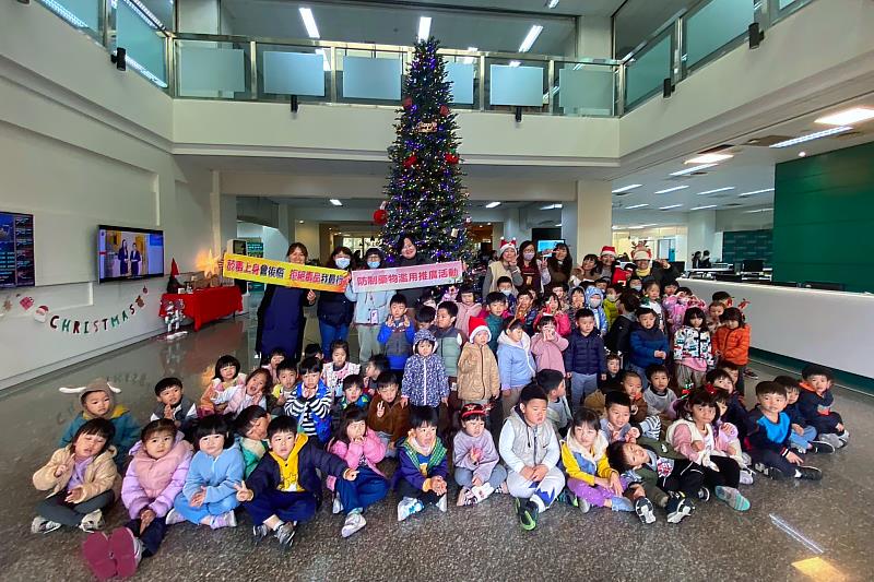 中金院致力落實無毒校園教育,學校的大大小小活動中總能看到教官蔡嘉玲帶著反毒宣導標語在現場熱情地向學生宣導反毒觀念。(圖/中金院提供)