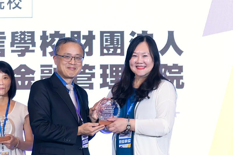 中金院再獲「防制學生藥物濫用」全國大專校院績優學校殊榮,教官蔡嘉玲 (右)代表學校接受教育部學生事務及特殊教育司吳林輝司長授獎。(圖/中金院提供)