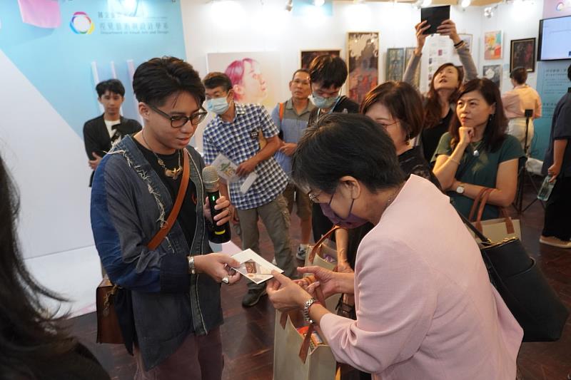 南大視設系蔡育恆同學向陳惠萍校長介紹作品理念，分享創作背後的文化思考與設計歷程