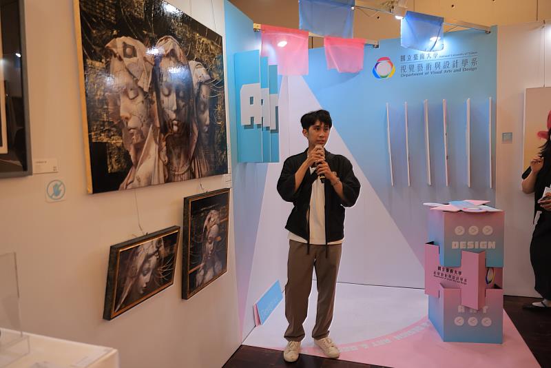 南大視設系劉正融同學於展場導覽，向觀眾解說創作概念，展現青年藝術家的專業與熱情