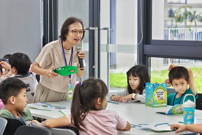 臺南市環保局環境教育志工謝蘇美蓮以「讓淨零科技融入你的日常生活！」為題，透過故事引導與遊戲互動，讓學童了解能源轉換的重要性（圖/臺南市經濟發展局提供）