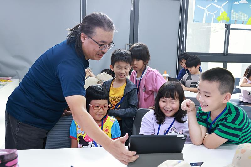 臺中市大明國民小學教師張威端以「AI小小創作家」為題，帶領學童實際操作AI工具，創作屬於自己的數位作品（圖/臺南市經濟發展局提供）