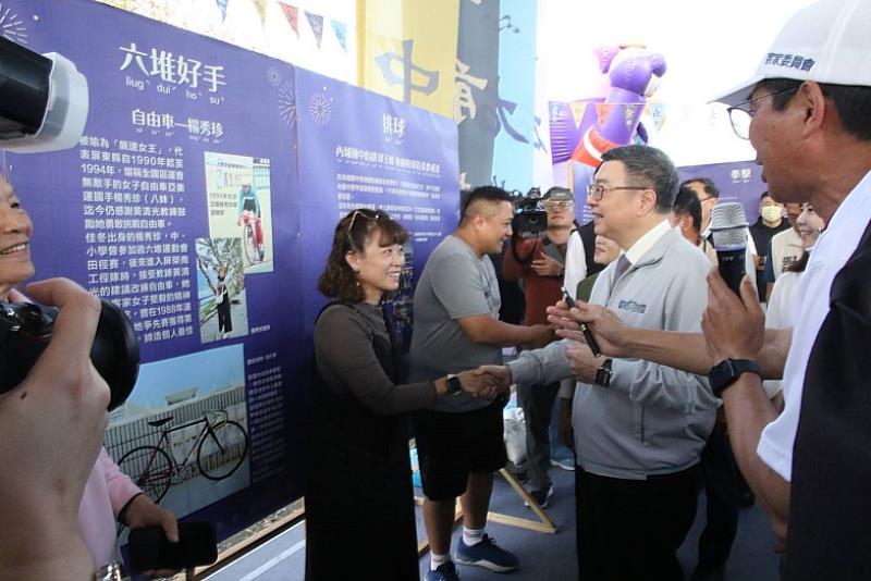 客家文化發展中心「慶60．六堆運動會暨後堆人文影像巡展」行政院長卓榮泰與自行車好手左堆佳冬的楊秀珍選手致意