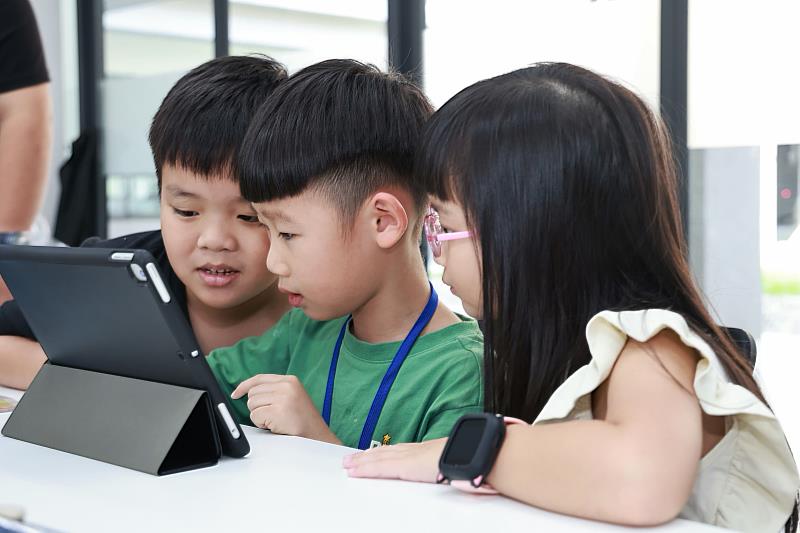 學童實際操作AI工具，創作屬於自己的數位作品（圖/臺南市經濟發展局提供）