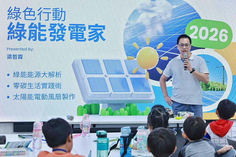 新北市三峽區中園國民小學輔導主任梁哲霖親手帶領學生製作太陽能電動風扇，在實作過程中體驗太陽能轉換電力的原理（圖/臺南市經濟發展局提供）