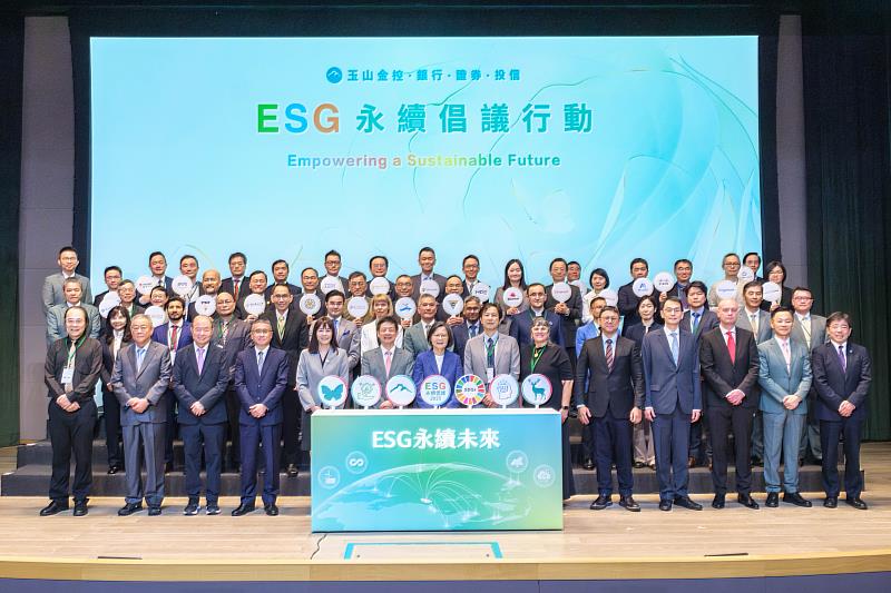 「玉山ESG永續倡議行動」於10/14舉辦,前總統蔡英文(前排右8)、金管會副主委陳彥良(前排右7)、銀行局長童政彰(前排右4)、玉山金控創辦人黃永仁(前排左3)、董事長黃男州(前排左6)與國內外學者、優質企業、醫療院所及AI機構等貴賓共同合影。
