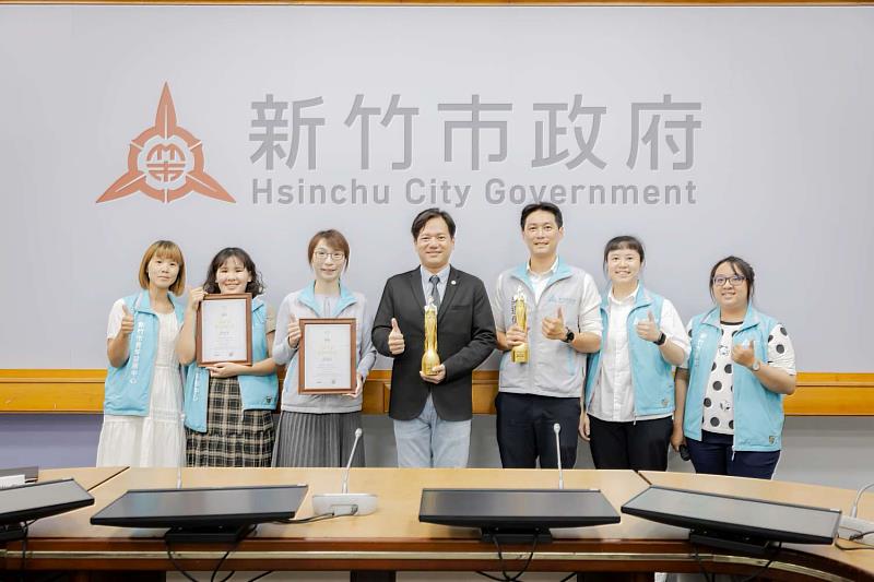新竹市「青年圍籬美學競圖徵曲」獲繆思雙金肯定，代理市長邱臣遠於市務會議表揚。